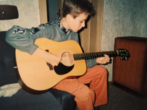 Daniel Schramm spielt Gitarre in den neunziger Jahren